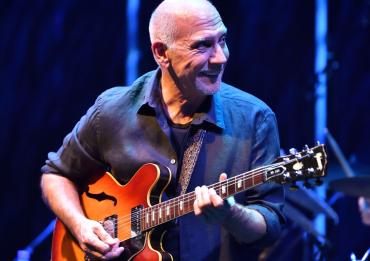 Larry Carlton